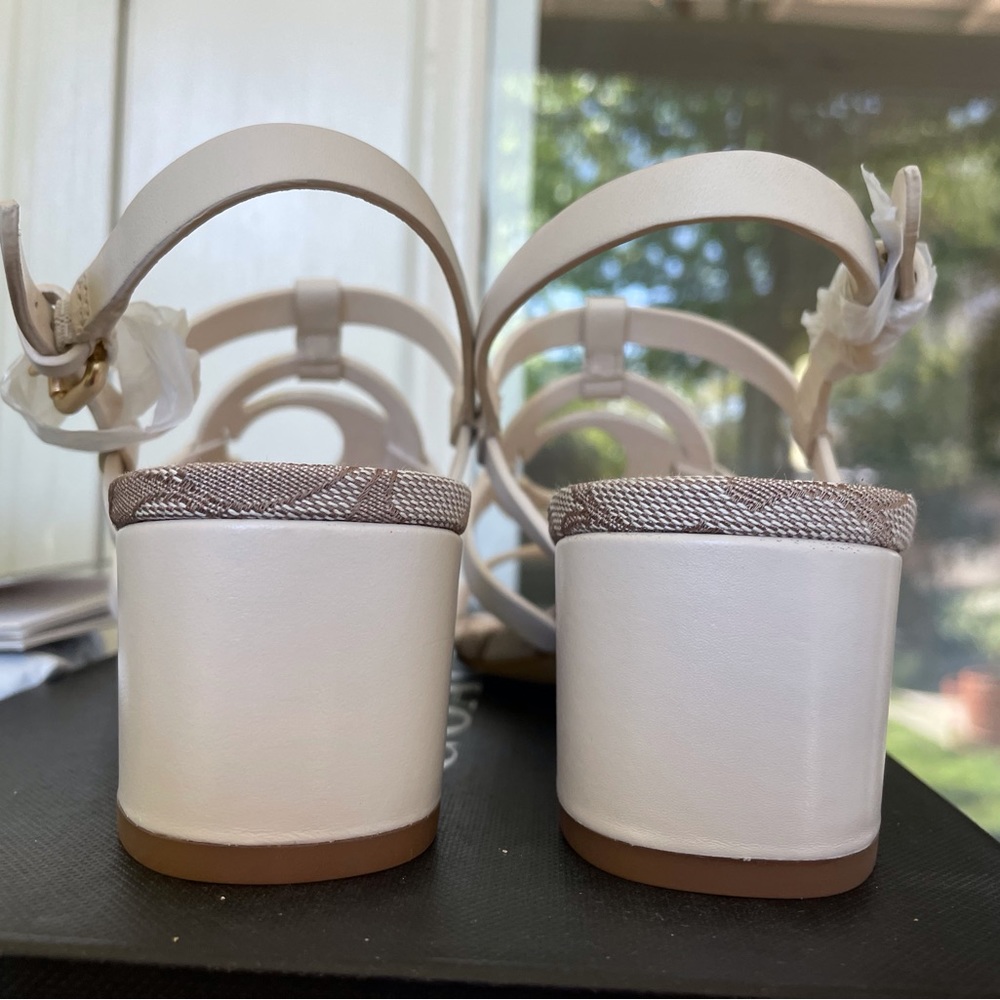 Beautiful leather Coach Block Heel Sandals - Picture 5 of 7